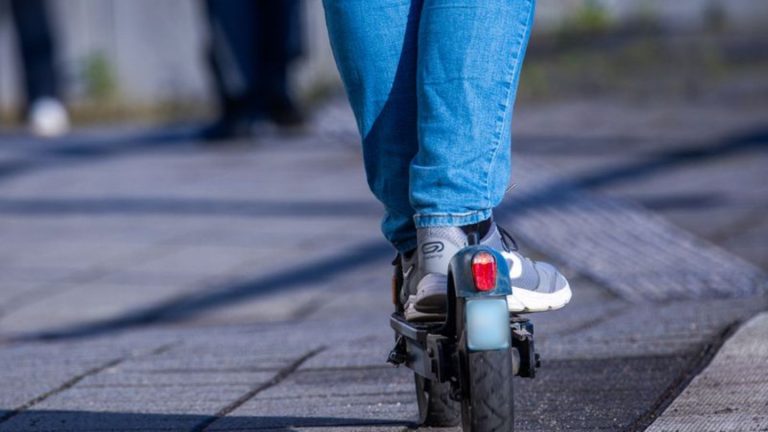 Trunkenheit im Verkehr: Mann mit 3,8 Promille auf E-Scooter unterwegs