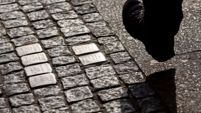 Gedenktafeln: Alle Stolpersteine gestohlen: Schneller Ersatz soll kommen