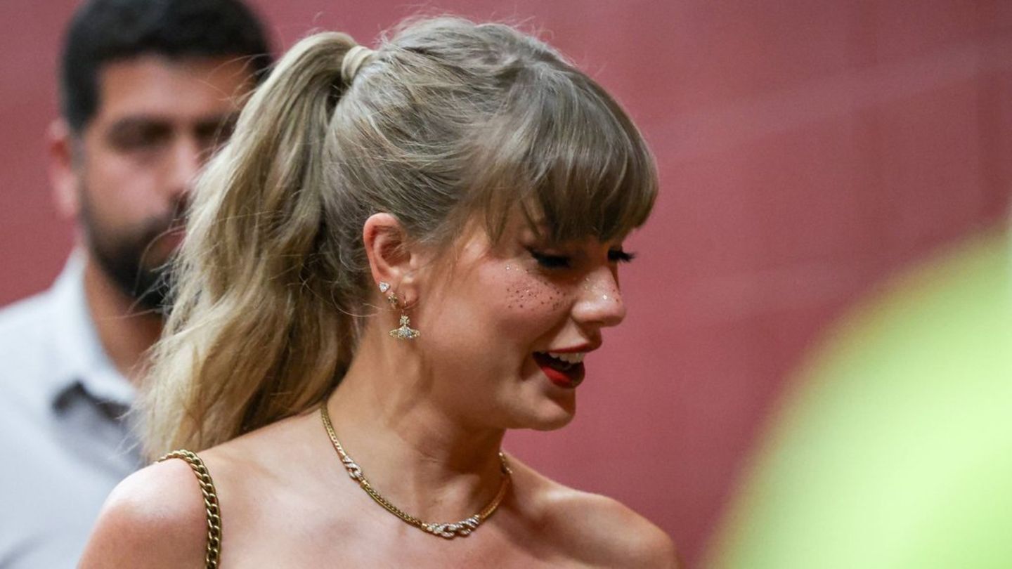 Taylor Swift beim Spiel der Chiefs: Glitzer-Sommersprossen werden zum Hingucker