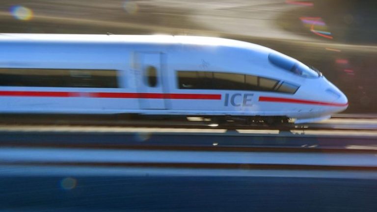 Deutsche Bahn: Steine auf fahrenden ICE geworfen