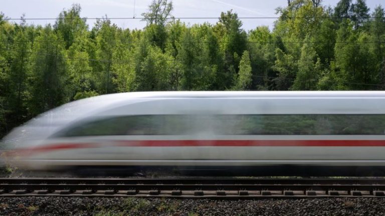 Unfall im Bahnverkehr: ICE erfasst Streckenarbeiter und verletzt ihn tödlich