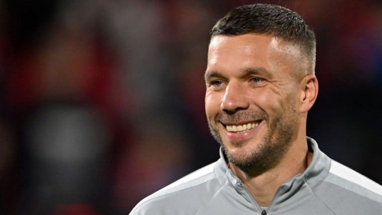 Fußball: Podolski besucht verletzten Fan