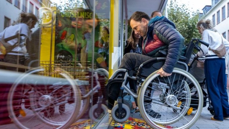 Barrierefreiheit: Stadt aus der Sicht von Menschen im Rollstuhl kennenlernen