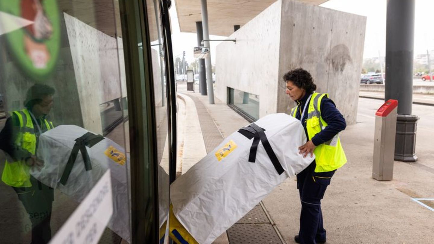 Umweltfreundlicher Transport: "Läuft sehr gut" - Post packt Pakete in Straßburger Tram