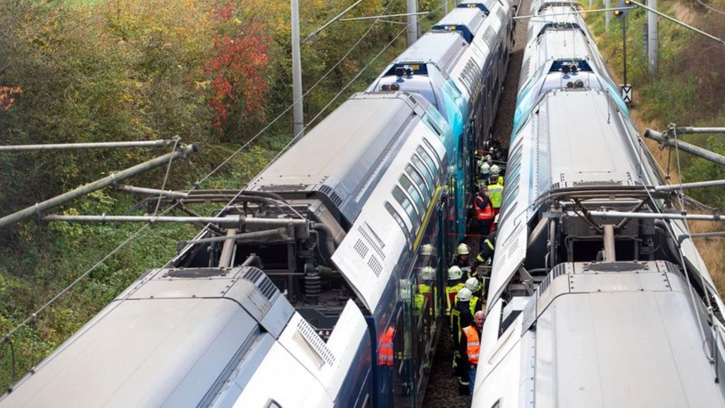 Bahnverkehr: Regionalbahn bleibt liegen - Verspätungen und Zugausfälle