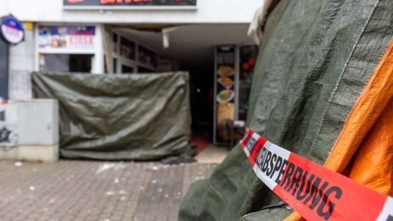 Polizei sichert Spuren: Ermittlungen nach Explosion vor Café in Wetzlar