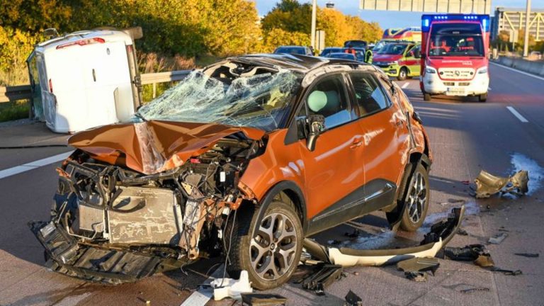 Verkehrsunfall: Mensch stirbt bei Unfall mit vier Autos auf A14