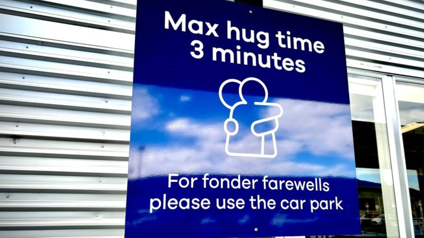 Schild am Flughafen Dunedin: Neuseeland: Drei-Minuten-Kuschellimit am Airport geht viral