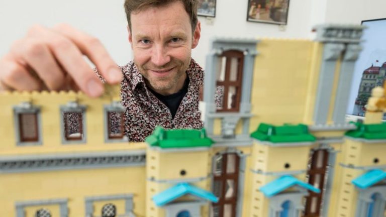 Architektur im Kleinformat: Lüneburger Rathaus in Lego - Künstler baut Heimatstadt