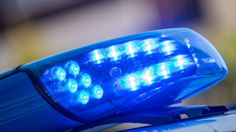 Emsland: Lastwagen kippt auf Straße um - Fahrer verletzt