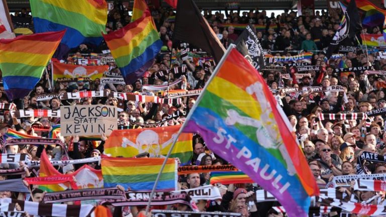 Haltung zeigen: St. Pauli-Fans protestieren gegen Wolfsburg-Stürmer Behrens