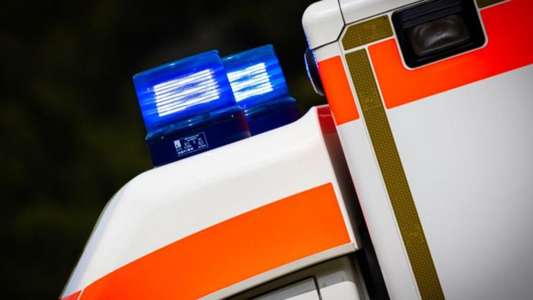 Unfall: Rasenmähertrecker und Motorrad stoßen zusammen