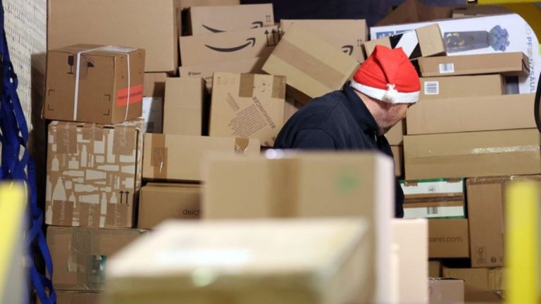 Pakete: Prognose: Paketmenge vor Weihnachten höher als 2023