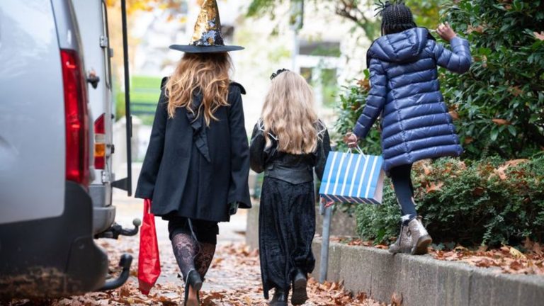 Herbstliches Spektakel: Verkleidete Kinder zu Halloween - Polizei: Vorsichtig fahren