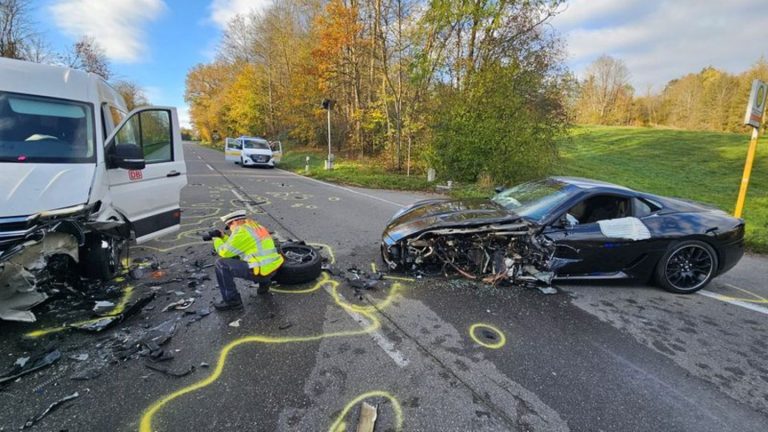 Unfälle: Unfall mit Sportwagen in Stuttgart