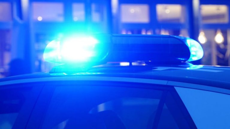 Großer Polizeieinsatz: Amokalarm an Schule: Schwer bewaffnete Polizisten im Einsatz