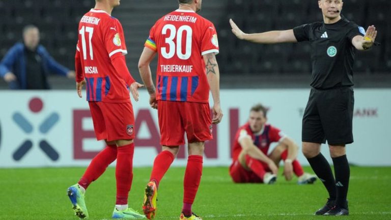 Schiedsrichter: Viel Ärger im DFB-Pokal: Ohne VAR ist auch nicht gut