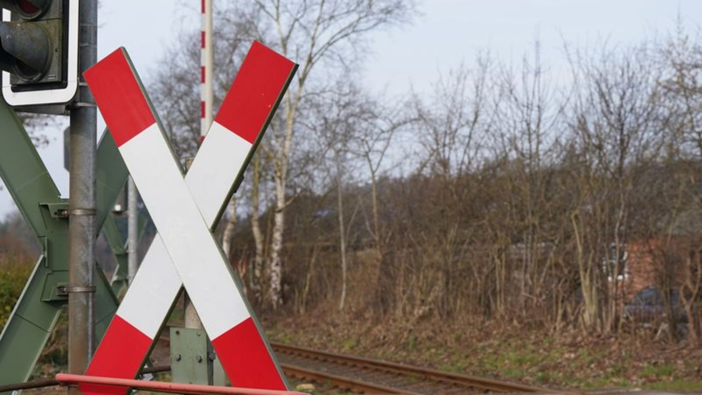 Schwerer Unfall: Autofahrerin an Bahnübergang schwer verletzt