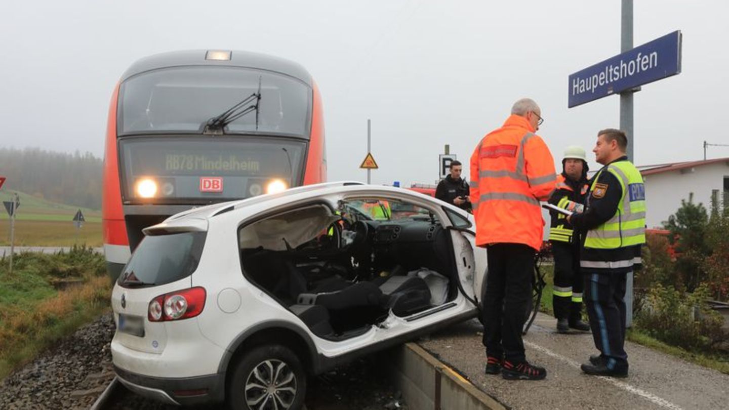 Unfall: Zug erfasst Auto in Schwaben – 18-Jähriger schwer verletzt