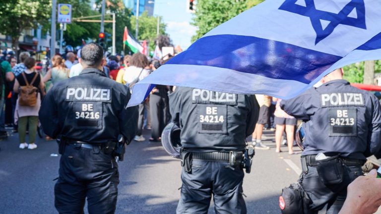 Polizeistatistik: Mehr als 3200: Zahl antisemitischer Straftaten gegenüber Vorjahr verdoppelt