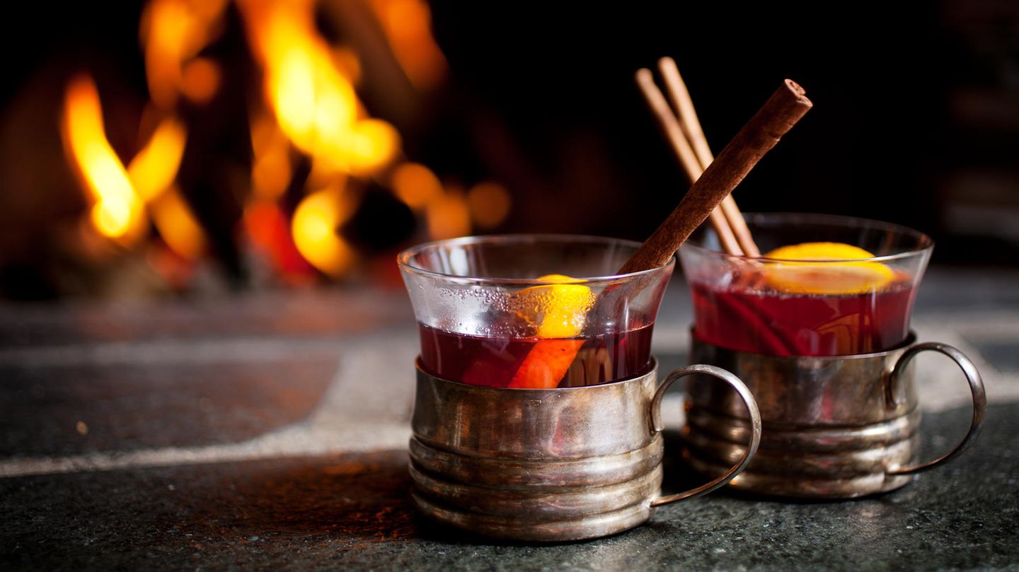 Beliebtes Heißgetränk: Feuertaufe bestanden: Diese Feuerzangenbowle-Sets sind perfekt für den Winter