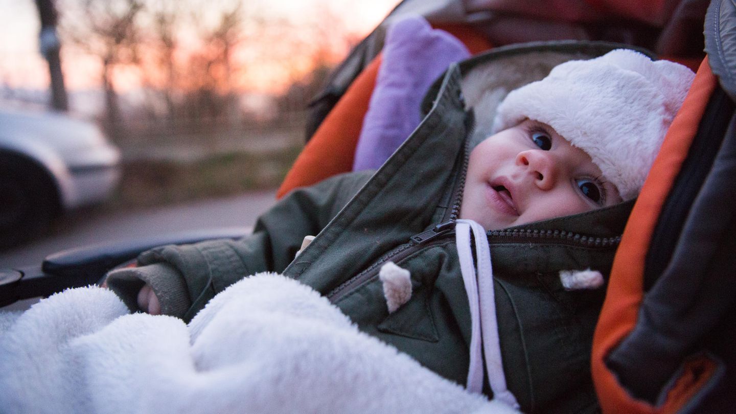 Natürlich warm: Lammfell im Kinderwagen: Vorzüge, Nachteile und wie man es richtig pflegt