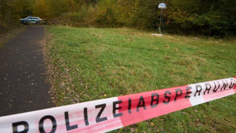 Leichenfund in der Eifel: Zwei Männer durch "massive Gewalt" getötet: Verdächtige festgenommen