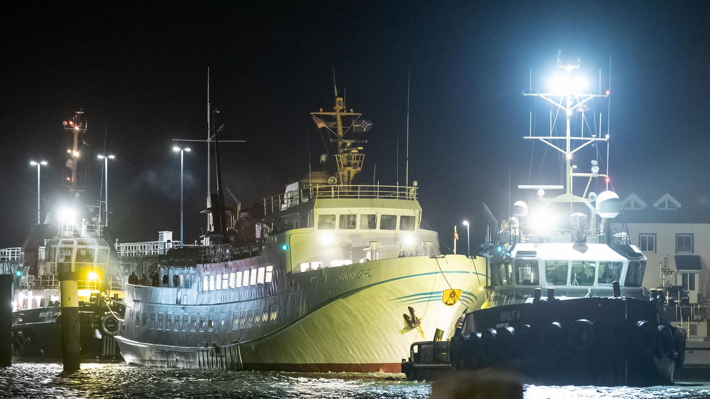 "Funny Girl" im sicheren Hafen: Manövrierunfähige Helgolandfähre zum Festland geschleppt