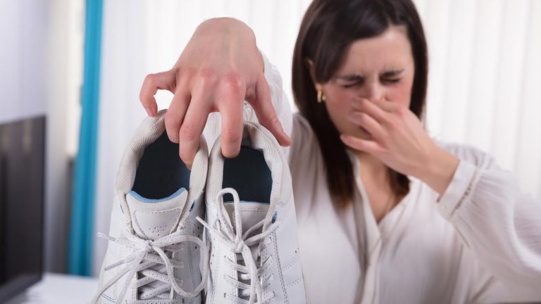 Lifehacks: Wenn die Schuhe stinken: So beseitigen Sie unangenehme Gerüche