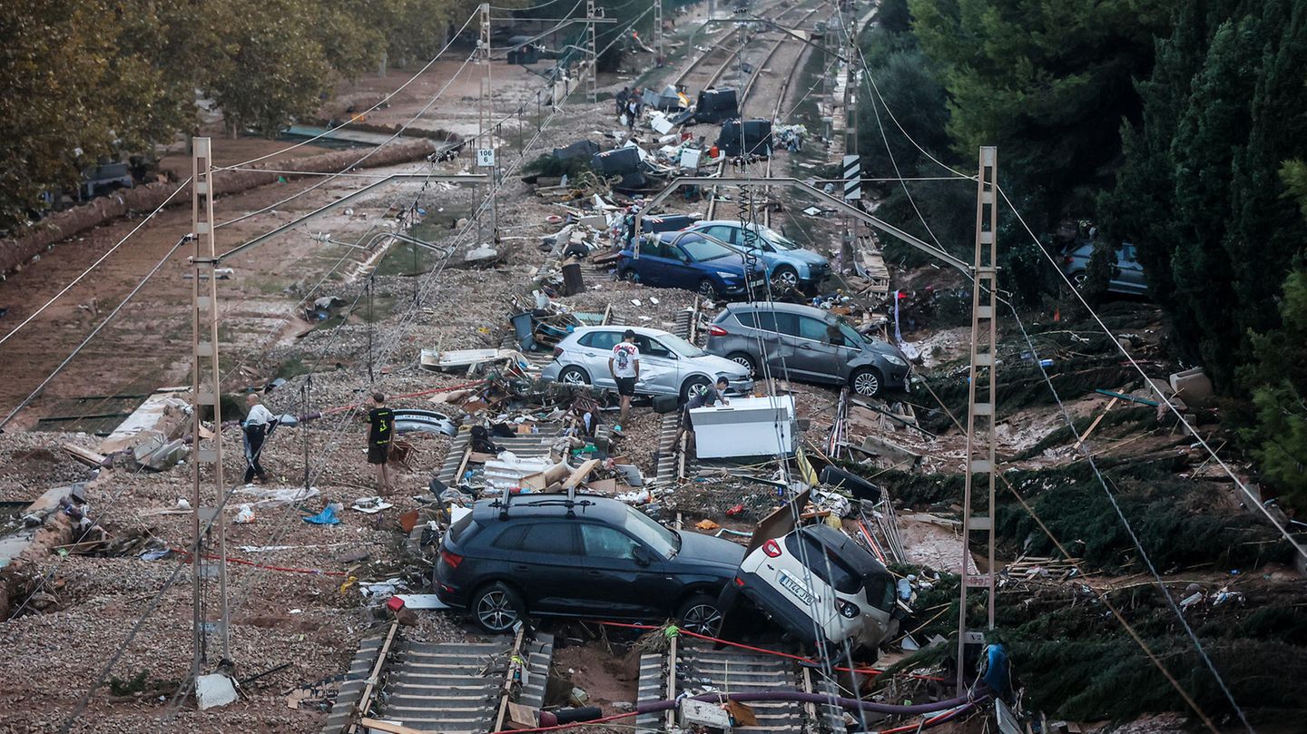 Katastrophe: Mindestens 95 Menschen Sterben Bei „historischem Unwetter ...