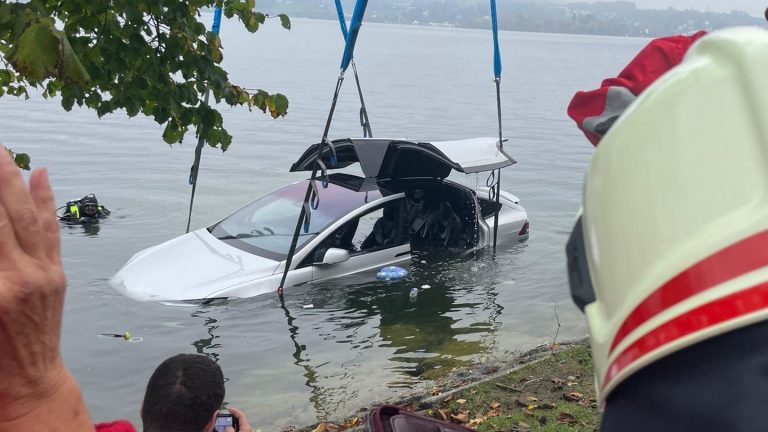 Oberösterreich: Tesla im Traunsee versenkt – Fahrer von Autopilot völlig überrascht