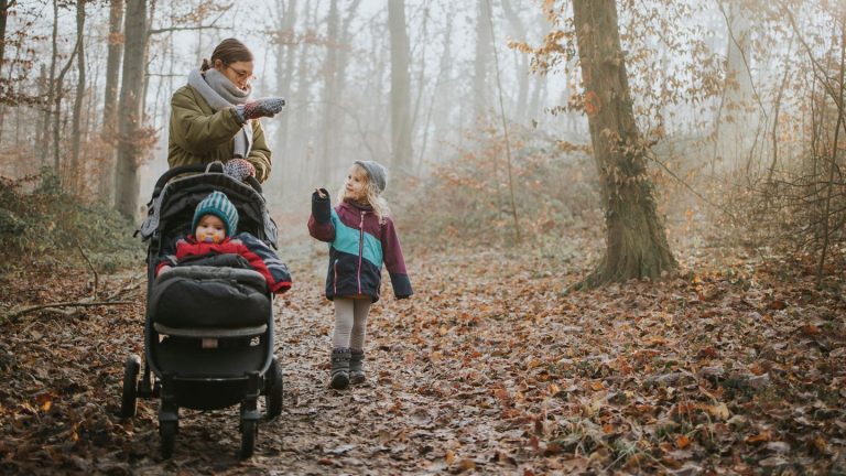 Nie mehr kalte Füßchen: Winterfußsack für den Kinderwagen: So wird der Ausflug im Freien kuschelig