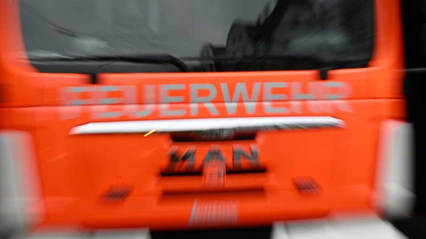 Verkehr: Auto in Vollbrand