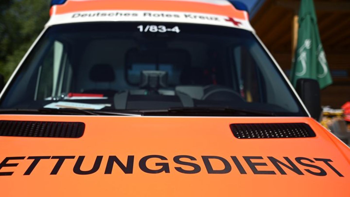 Verkehrsunfall: Radfahrer von Auto erfasst und schwer verletzt