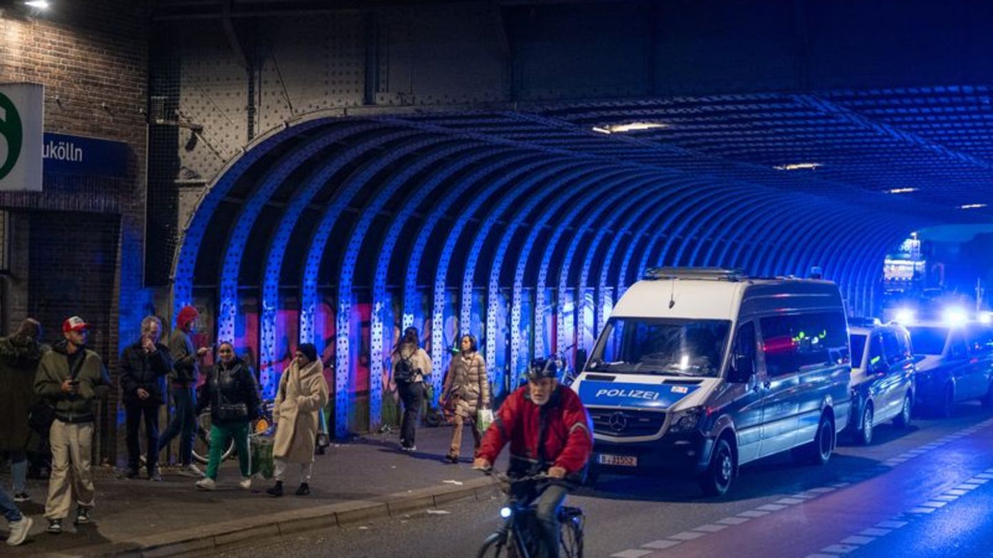 Polizei-Einsatz: Sprengstoff-Fund in Berlin - Polizei sucht Bahngleise ab