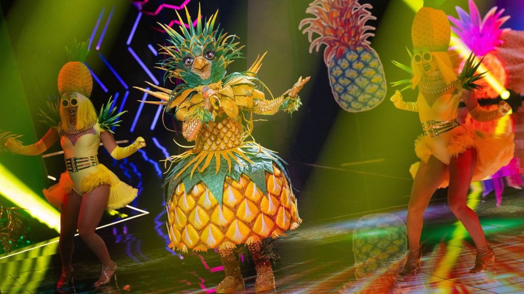 3. Runde der TV-Show: Enttarnt bei "Masked Singer": Wer steckt hinter der Ananas?