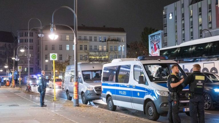 Ausschreitungen: Pyrotechnik und Barrikaden - Halloween in Berlin