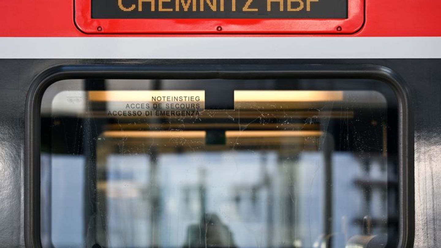 Notfälle: Mann hängt sich in Chemnitz an Zug und bleibt unverletzt