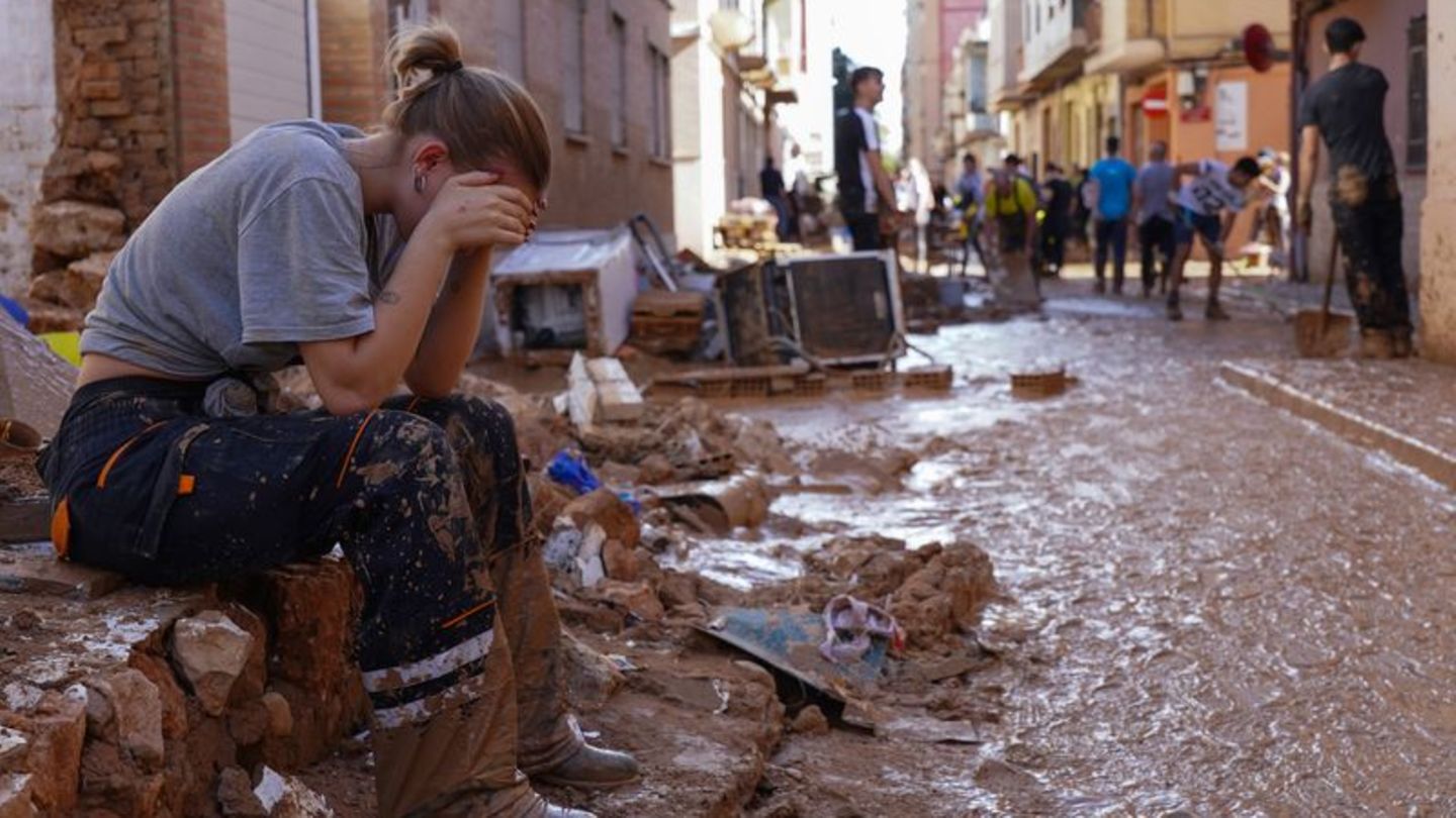 Unwetterkatastrophe: Vorrang für Retter: Valencia schränkt Straßenverkehr ein