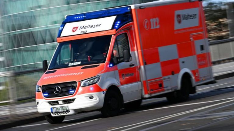 Unfall vor Supermarkt: Mann auf Parkplatz von Auto erfasst - Lebensgefahr