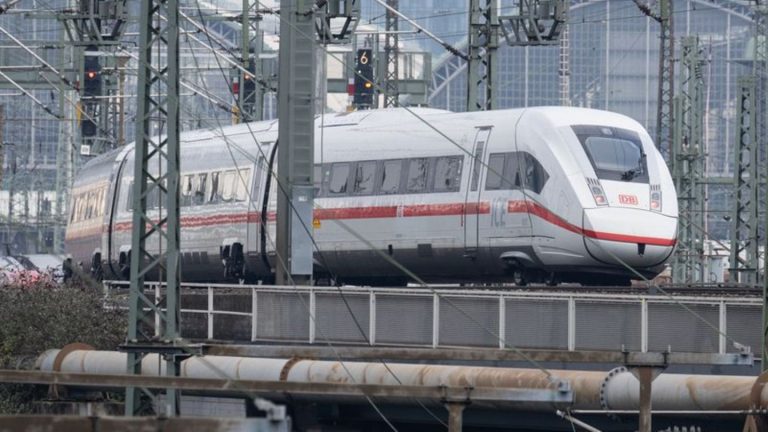 Main-Kinzig-Kreis: Tödlicher Unfall: Zug erfasst zwei Menschen an Bahnhof