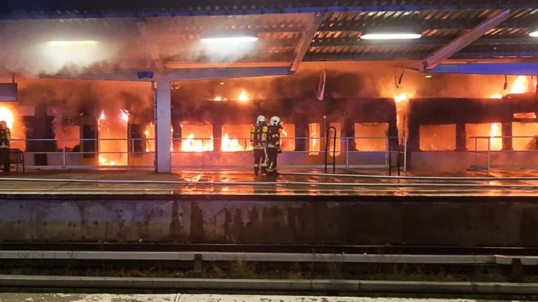 Bahn: Zug brennt in Berliner S-Bahnhof