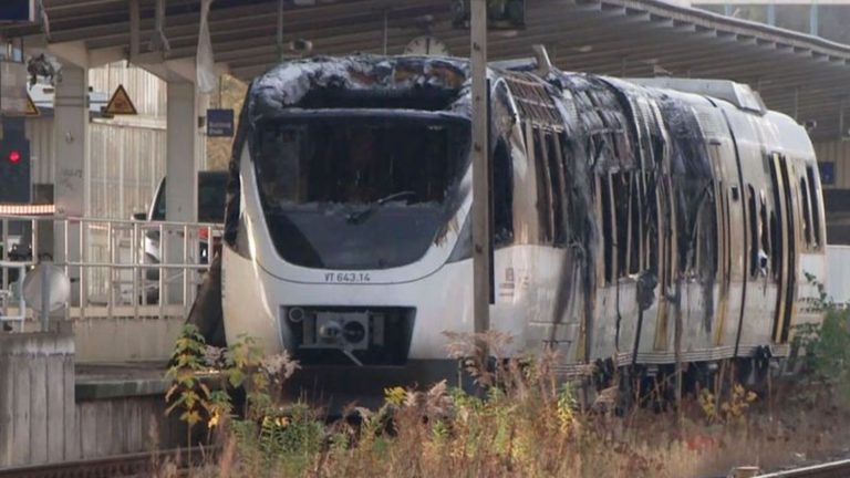 Ursache unklar: Zug brennt im Bahnhof Ahrensfelde - Insassen gerettet