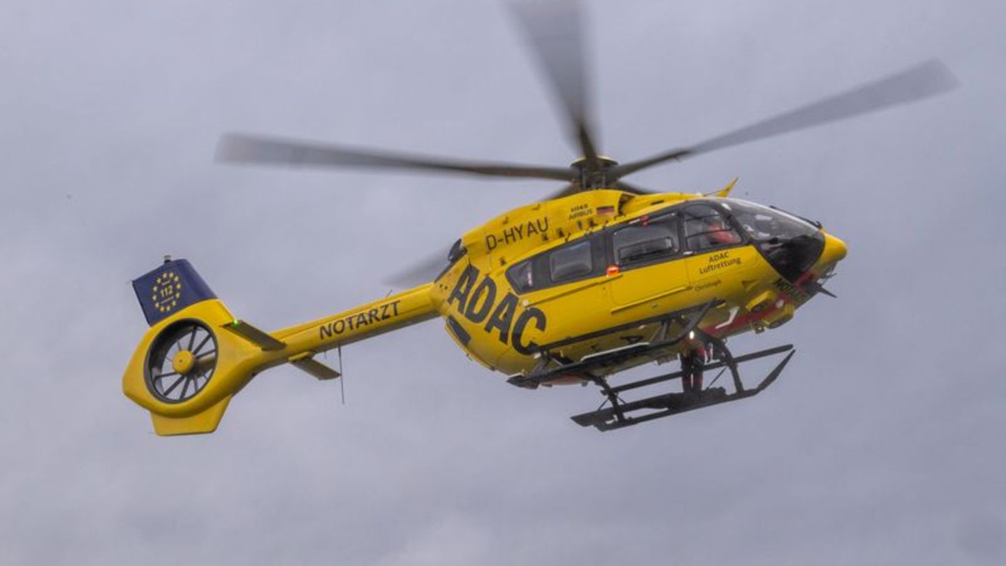 Auto landet im Graben: Hustenanfall führt zu Unfall mit Schwerverletzter