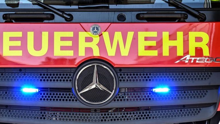 Feuerwehreinsatz: Haus in Flammen - mehrere hunderttausend Euro Schaden