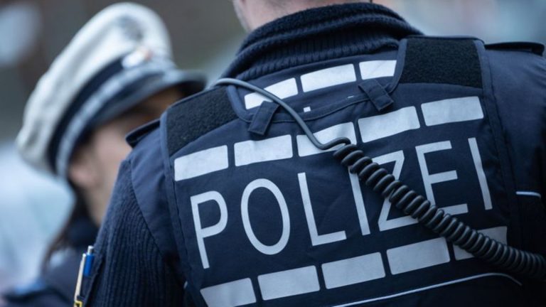 Polizeikontrolle: Gewehr, Schleuder, Schlagstock – Autofahrer mit Waffen