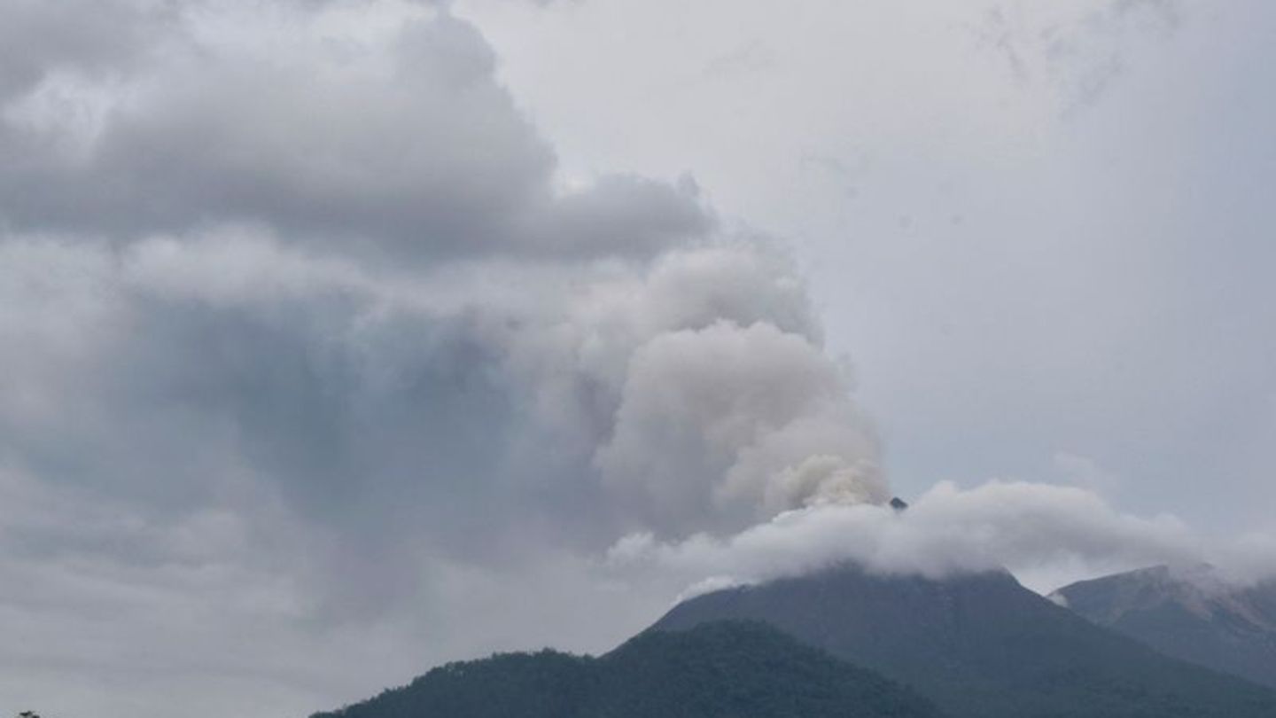 Eruption mitten in der Nacht: Vulkanausbruch in Indonesien: mindestens neun Tote