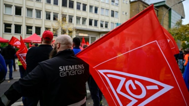 IG Metall: "Massiver" Warnstreik bei Mercedes-Benz in Sindelfingen