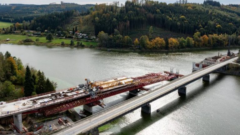 Bleilochtalsperre: Unglückskran auf Stausee wird geborgen - Bauverzögerung