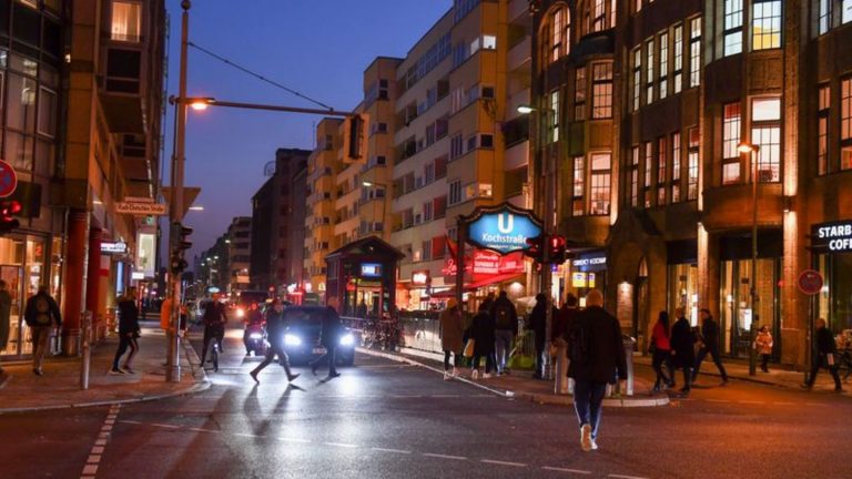 Verkehrspolitik: Grüne: Rundum-Grün-Ampel am Checkpoint Charlie soll bleiben